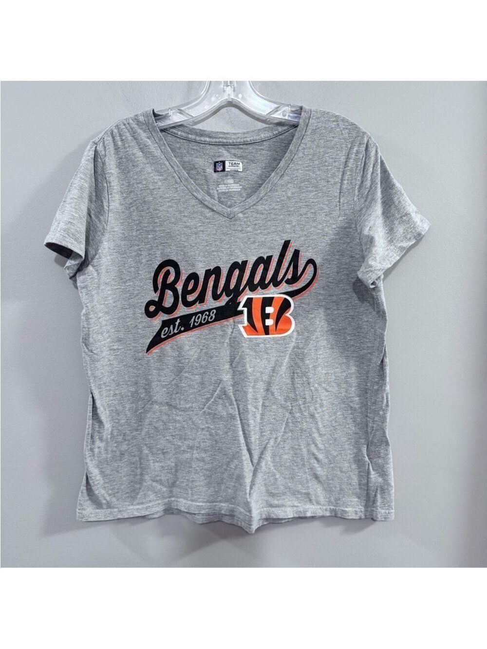 Women's NFL Team Apparel Cincinnati Bengals Gray V-neck Tee. Size L